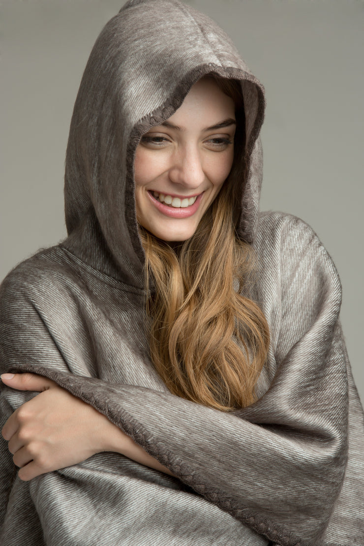 All Women Alpaca Wool Hoodie Cape Silver Mujer Lana de Alpaca Capa con Capucha Gorro Poncho Gray Grey Plateado Plateada Plata Brown & White Marr�n Caf� Jaspeado AWANA